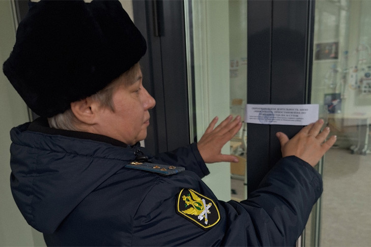 14 дней без уроков: частную школу под Новосибирском закрыли приставы