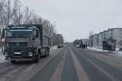 Грузовик насмерть задавил пешехода в Новосибирской области