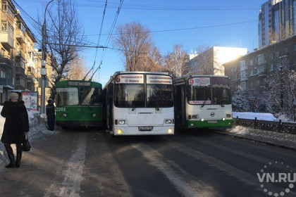Два автобуса и троллейбус полностью остановили Восход