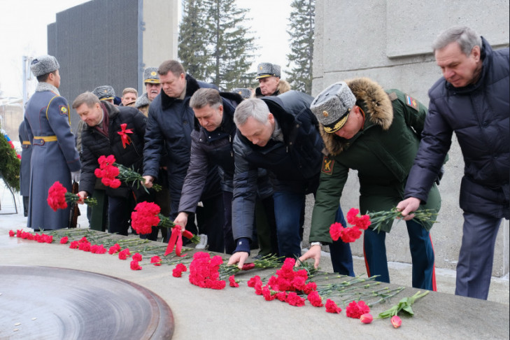 Андрей Травников в День защитника Отечества вместе с новосибирцами возложил цветы к Вечному Огню