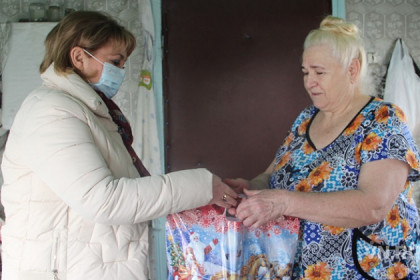 Волонтеры: «Пенсионеры заказывают чай, хлеб и печенюшки»