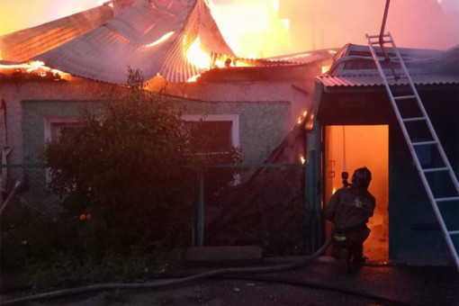 Пожарные ищут людей в горящих домах на улице Пушкарёва в Новосибирске