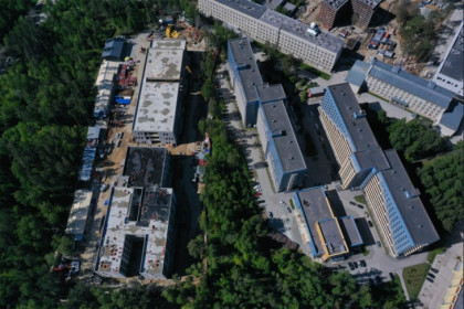 В учебно-научном центре кампуса НГУ начали монтировать крышу