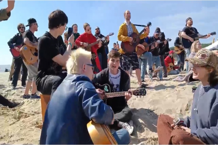 Сто гитаристов сыграли «Все идет по плану» на пляже Новосибирска