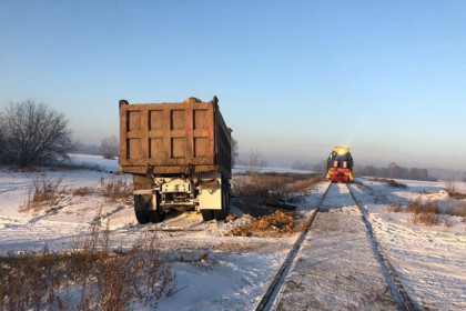 Поезд и грузовик столкнулись в Новосибирской области