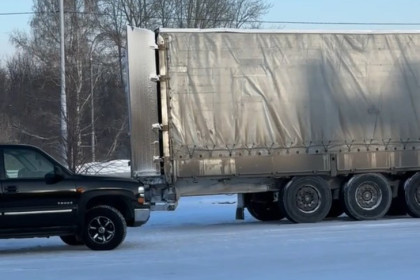 Саперы обследовали подозрительную фуру у гипермаркета в Бердске
