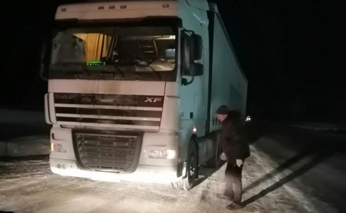 Дальнобойщики бросили водителя замерзать под Новосибирском 