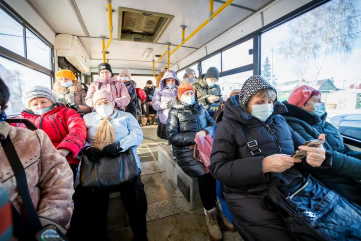 Кондуктор и водитель приняли роды у пассажирки 28 автобуса в Новосибирске