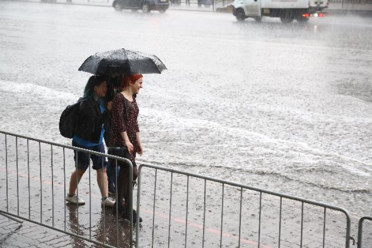 Достаем зонтики: на Новосибирск надвигаются дожди и ураган