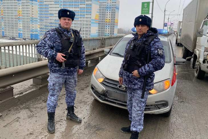 В Новосибирске росгвардейцы отговорили парня прыгать с Димитровского моста