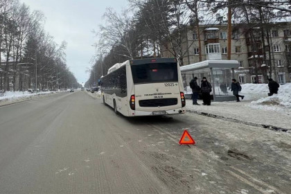 Автобус сбил ребёнка на остановке в Новосибирске