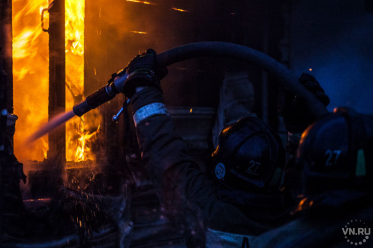 Причину ночного пожара в жилом доме, в котором погиб мужчина, устанавливает Следственный комитет в Новосибирске