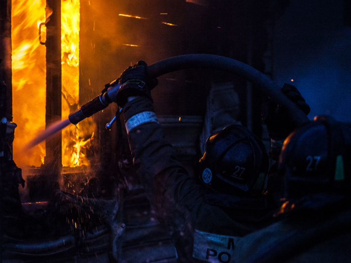 Причину ночного пожара в жилом доме, в котором погиб мужчина устанавливает Следственный комитет в Новосибирске