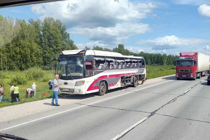 Четыре пассажира получили травмы в ДТП автобуса и фуры под Новосибирском