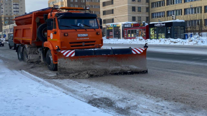 В Новосибирске усилили уборку снега из-за сложных погодных условий