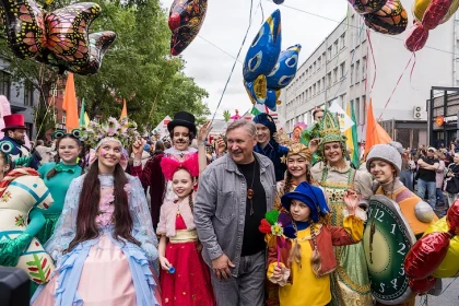Куклы из 8 стран прошли парадом по улице Ленина в Новосибирске