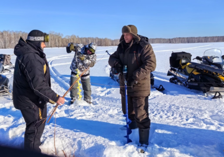 Рыбу от массового мора спасли на озере Клыгино под Новосибирском