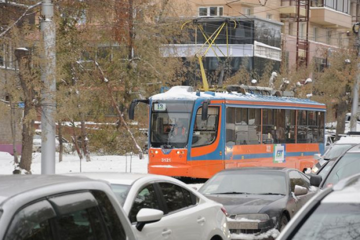 Новосибирцы спорят, кто станет последней жертвой 13-го трамвая в 2016