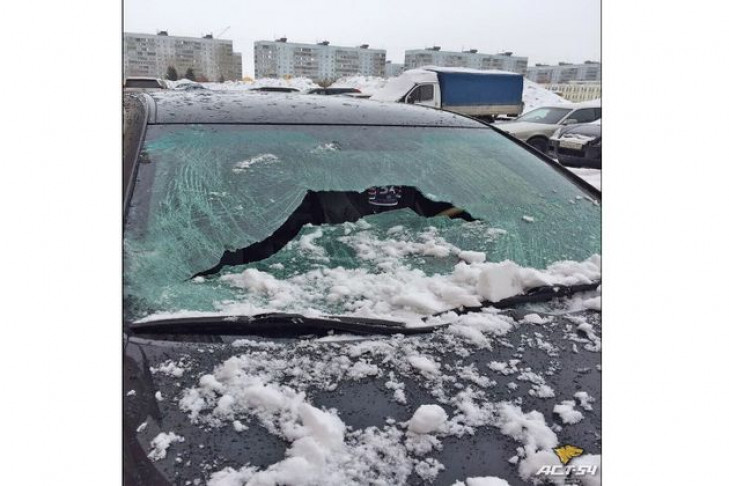 Глыбы льда разбивают новосибирские автомобили на парковках 