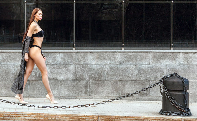 Девушка с идеальным телом прошлась в бикини по Новосибирску