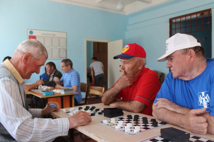 Самый пожилой шашист Мошково продул партию первокласснице