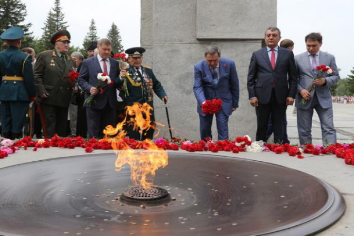 Новосибирцы возложили цветы к Вечному огню
