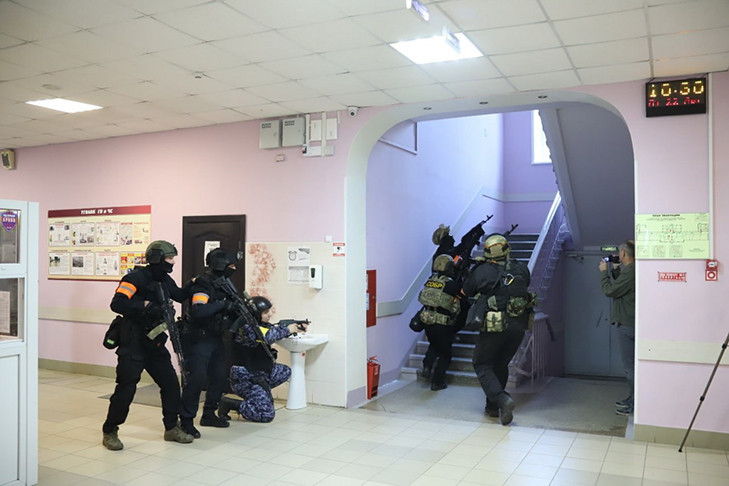 Росгвардейцы обезвредили вооруженного «террориста» в школе Новосибирска
