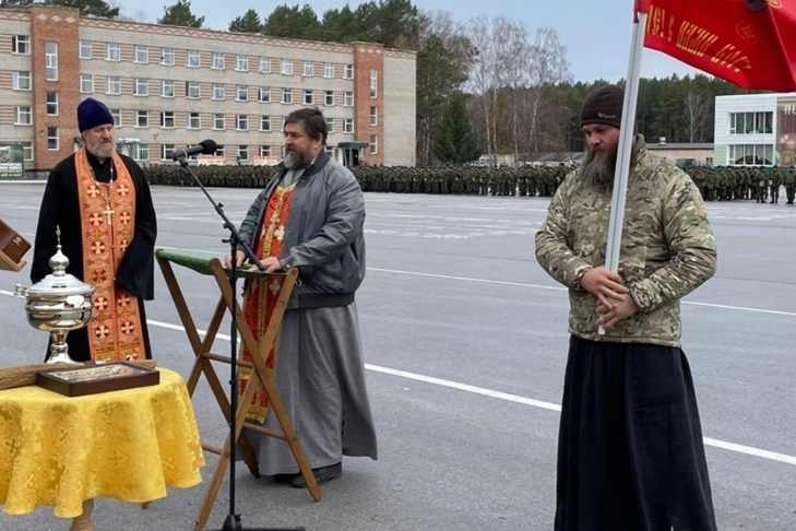 Священник Виктор Гужва поблагодарил новосибирцев за помощь мобилизованным