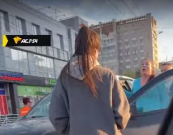 Невменяемую женщину-водителя поймали у цирка жители Новосибирска