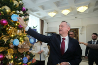 Губернатор Андрей Травников и министры присоединились к акции «Ёлка желаний»