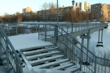 В забор «Тихой гавани» уперся мост через 1-ю Ельцовку
