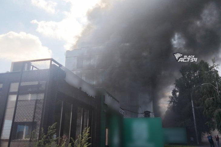 Строящийся апарт-отель на Станиславского горит в Новосибирске