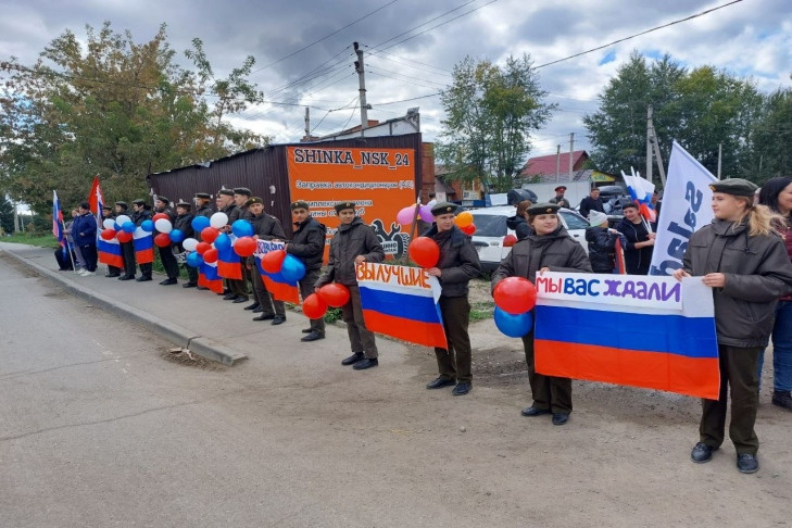 С караваем, флагами и салютом встретили новосибирцы спецназовцев, вернувшихся со спецоперации