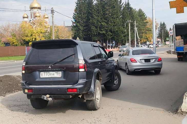 Автохам на Mercedes получил по голове за угрозы пистолетом под Новосибирском