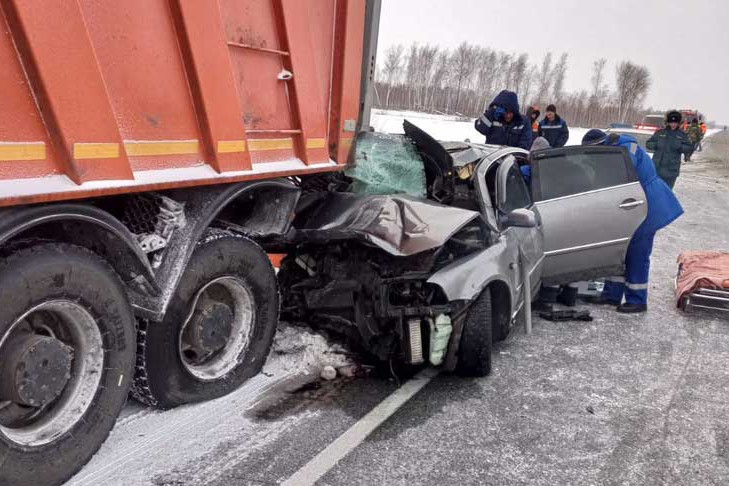 Два человека пострадали в ДТП со снегоуборочным КамАЗом в Чановском районе