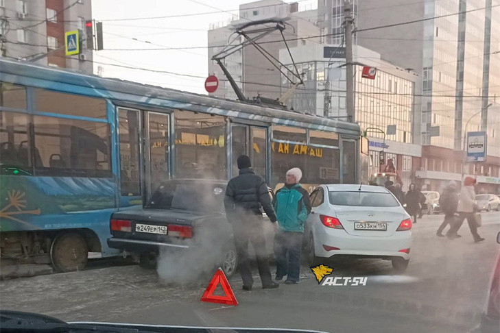 Трамвай №13 протаранил сразу два автомобиля в Новосибирске
