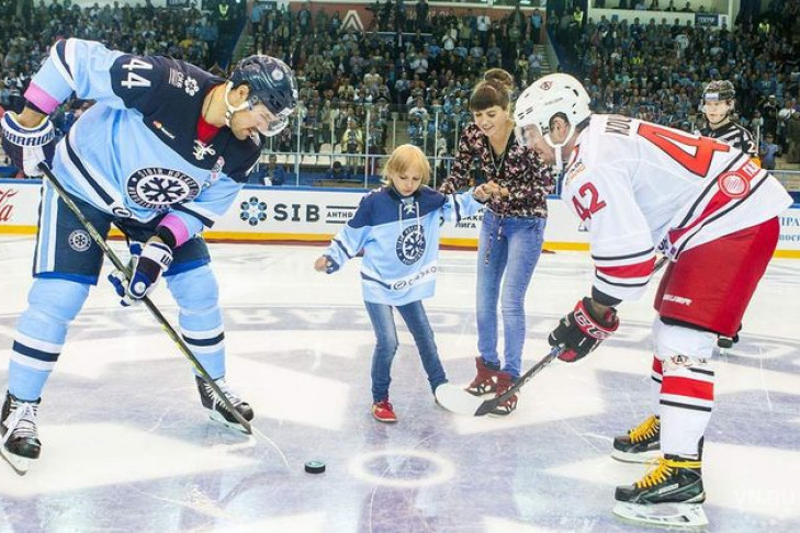 Хоккеисты «Сибири» собрали полмиллиона на протез для девочки 