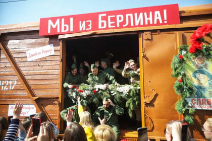 «Эшелон Победы» встретили на вокзале Новосибирск-Главный
