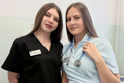 Две красавицы в белых халатах начали работать в поликлинике Искитима
