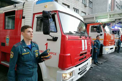 В Новосибирске пожарные почтили сиренами погибшего главу МЧС Евгения Зиничева