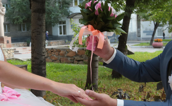 Целоваться в масках обязали молодых при регистрации брака с 1 ноября