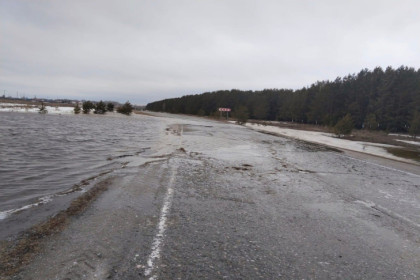 Восемь дорог под Новосибирском затопило талыми водами