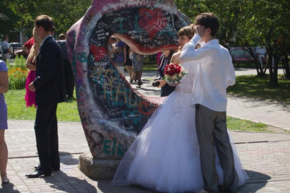 Желающих пожениться в последнюю зеркальную дату 2025 ищут в Новосибирске