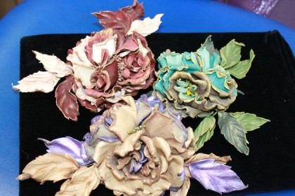 Как сделать розы из мусорных пакетов… Симпатичные цветочки своими руками!