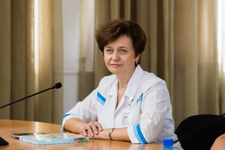 Замминистра здравоохранения Татьяна Анохина отбирала лучшие работы. Фото Андрея Заржецкого Замминистра здравоохранения Татьяна Анохина отбирала лучшие работы. Фото Андрея Заржецкого