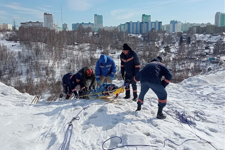 Обессиленного лыжника достали из оврага спасатели в Новосибирске
