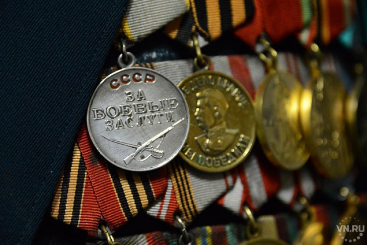 Боевые ордена и медали превратились в сувениры для пассажиров Толмачево