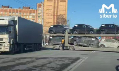 Автовоз влетел в грузовик: ДТП спровоцировало жёсткую пробку в Новосибирске