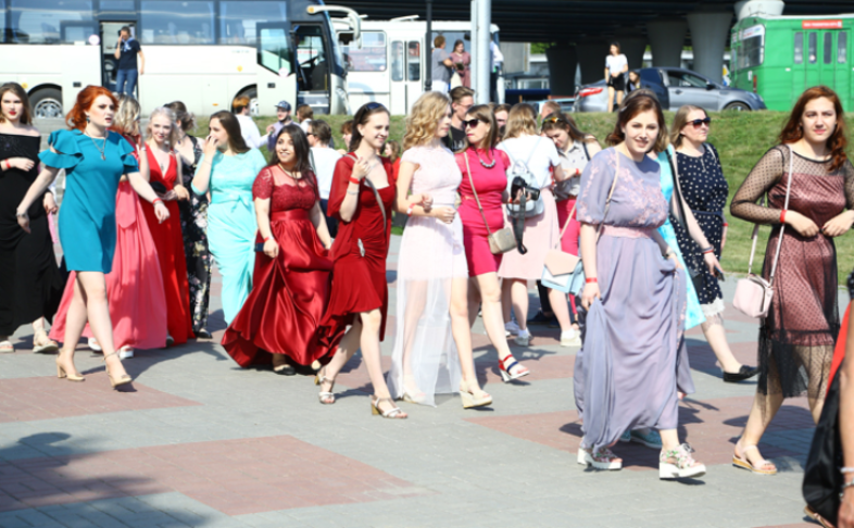 Дату проведения единого школьного выпускного-2023 назвали в мэрии Новосибирска