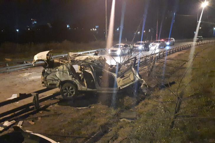 Lexus GS300 перевернулся на Бугринском мосту: двое погибли, трое в больнице 